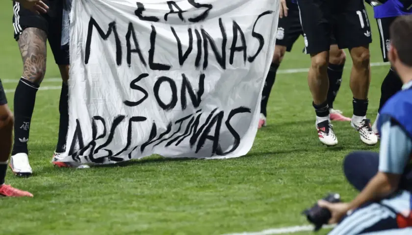 Piłkarze niosą transparent "Las Malvinas son Argentinas" po meczu Mistrzostw Świata 2024.
