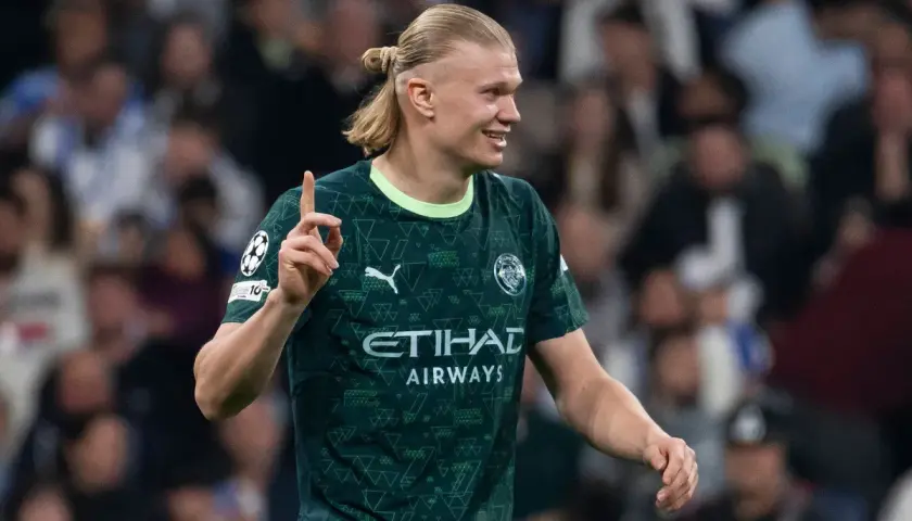 Erling Haaland z Man City, po strzeleniu bramki w meczu z West Ham, pokazuje palcem "jeden".