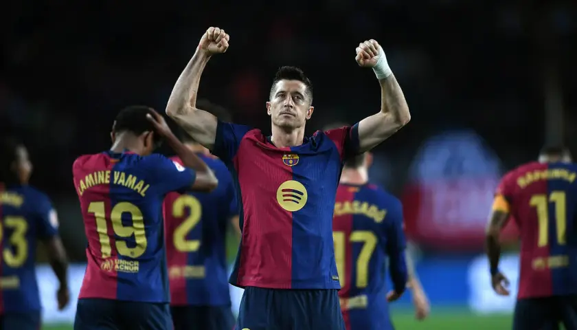 Robert Lewandowski świętuje kolejne bramki, podnosząc ręce w geście triumfu.