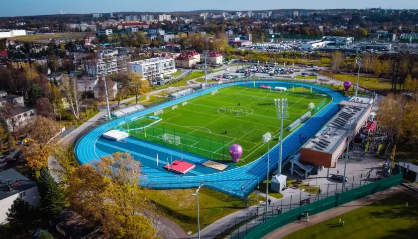 Nowoczesny stadion lekkoatletyczny i boisko piłkarskie w Katowicach, symbol rozwoju sportu w mieście.