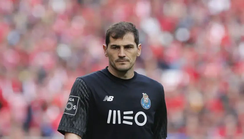 Iker Casillas, bramkarz FC Porto, w czarnej koszulce z logo klubu. Jego wzrost jest imponujący, co widać na boisku.