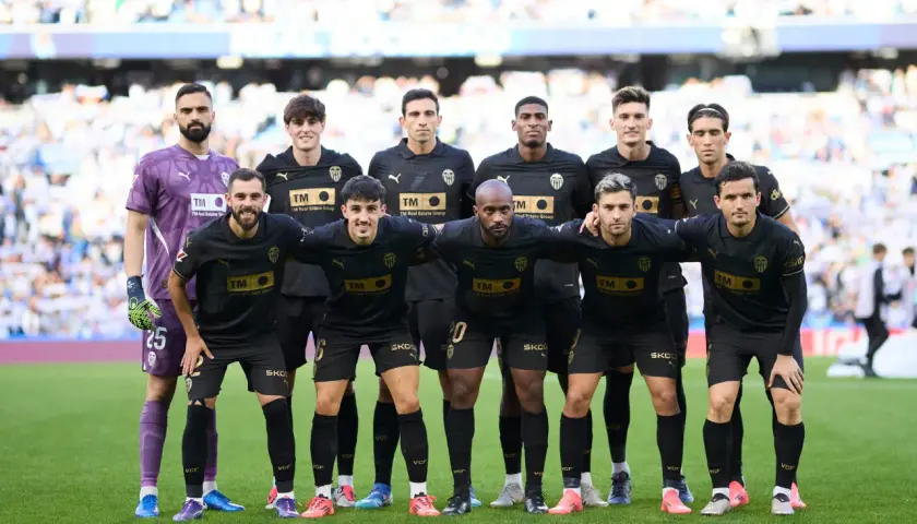 Drużyna Valencia CF – zawodnicy pozują do wspólnego zdjęcia na murawie stadionu.