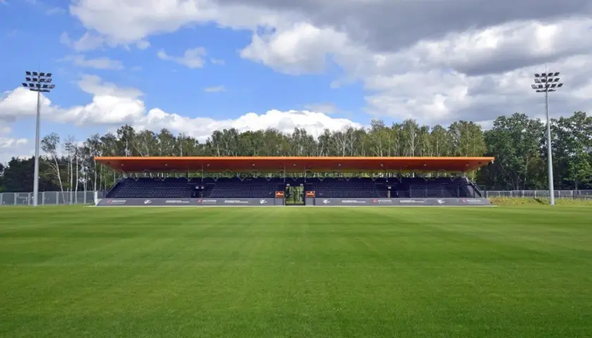 Piękny, zielony stadion w Warszawie, gotowy na mecze Hutnika.