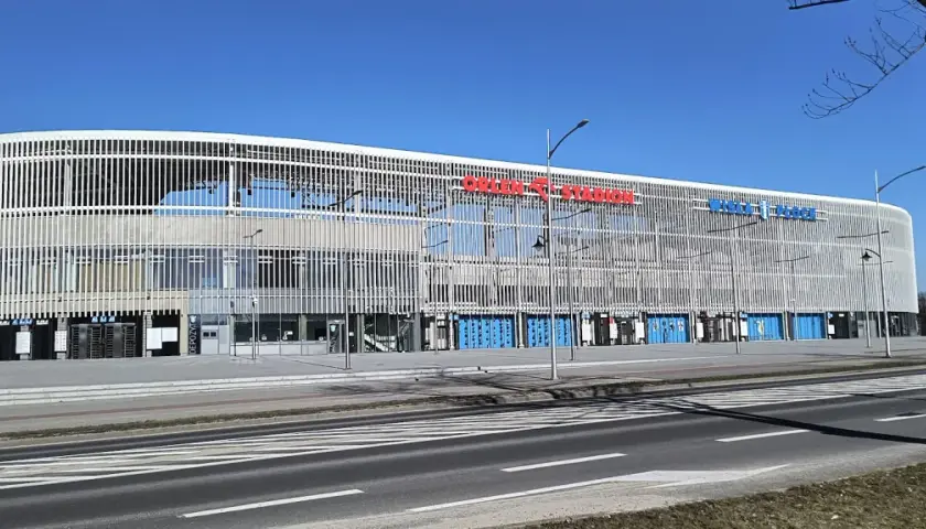 Nowoczesny stadion im. Kazimierza Górskiego w Płocku, z charakterystyczną, ażurową fasadą i niebieskimi bramami.