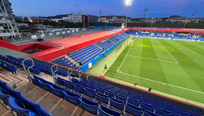 Puste trybuny stadionu Johan Cruyff w blasku jupiterów, gotowe na mecz.