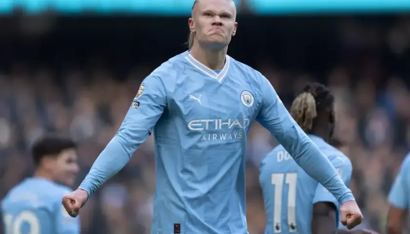 Erling Haaland, najdroższy piłkarz na świecie, w błękitnej koszulce Manchesteru City, świętuje bramkę.