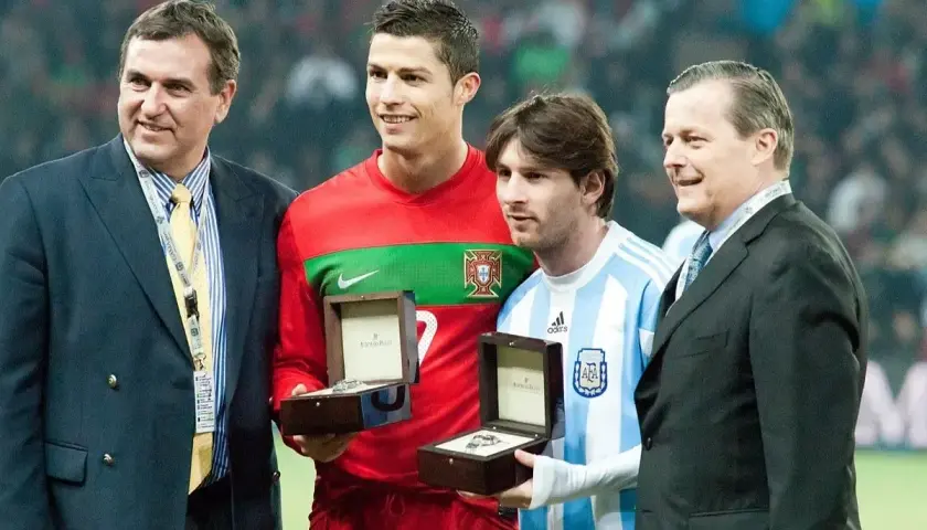 Cristiano Ronaldo i Leo Messi, dwaj z 100 najlepszych piłkarzy wszechczasów, odbierają nagrody.
