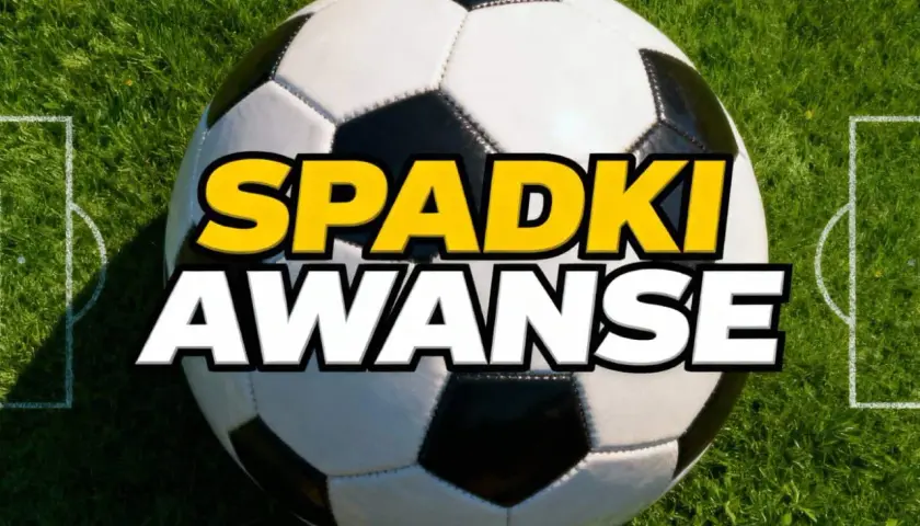 Piłka nożna na boisku z napisem "SPADKI AWANSE".