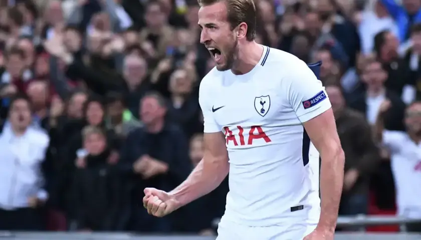 Harry Kane, jeden z najlepszych zawodników Premier League, świętuje bramkę.