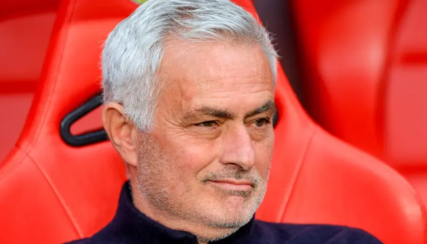 Siedzący na czerwonej ławce José Mourinho, którego siwe włosy i zmarszczki świadczą o doświadczeniu, przypomina o czasach, gdy tworzył podstawowy skład Realu Madryt.