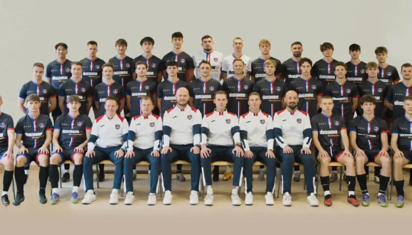 Drużyna Watford F.C. – zawodnicy pozują do wspólnego zdjęcia w strojach klubowych.