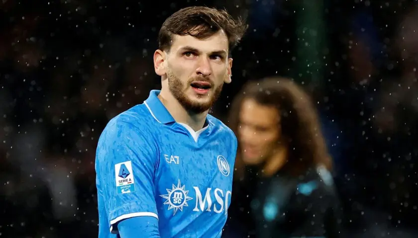 Piłkarz Napoli w niebieskiej koszulce, z logo Serie A na rękawie, w deszczu. Chwicza Kwaracchelia, daty dołączenia do klubu.
