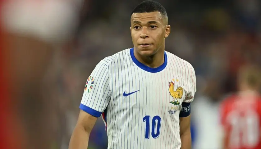 Kylian Mbappé, młody piłkarz, który już teraz budzi pytania: ile lat ma Mbappé? Na zdjęciu w koszulce z numerem 10.