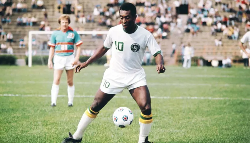 Pele w białej koszulce z numerem 10, grający w New York Cosmos. To jeden z klubów, w jakich grał Pele.