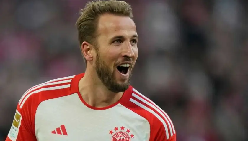 Harry Kane w koszulce Bayernu Monachium, z otwartymi ustami, radośnie reaguje na wydarzenia na boisku.
