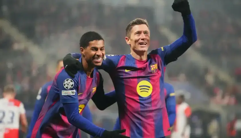 Dwóch piłkarzy Barcelony świętuje, jeden z nich to Robert Lewandowski. Ile goli ma Lewandowski? Tego dnia strzelił kolejnego!