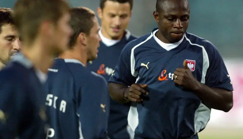Emmanuel Olisadebe w koszulce reprezentacji Polski. Daty dołączenia do kadry to ważny moment w jego karierze.