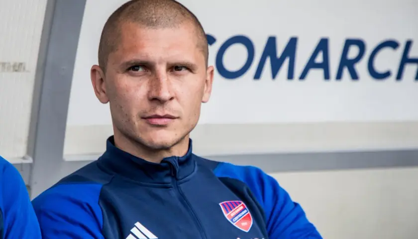 Sonny Kittel, z krótką fryzurą i w dresie z herbem klubu, patrzy w obiektyw.
