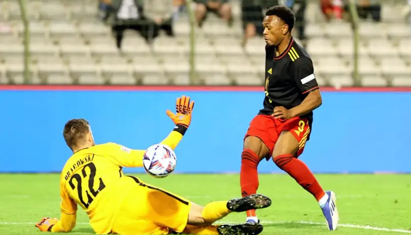Bramkarz broni strzał zawodnika Belgii. Wynik polska-belgia 6:1.