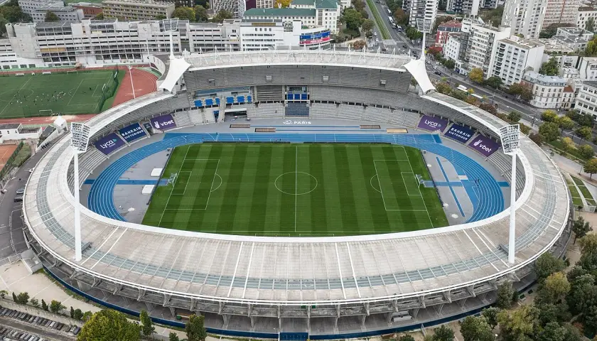 Stadion Stade Charléty w Paryżu z lotu ptaka, z boiskiem piłkarskim i bieżnią.
