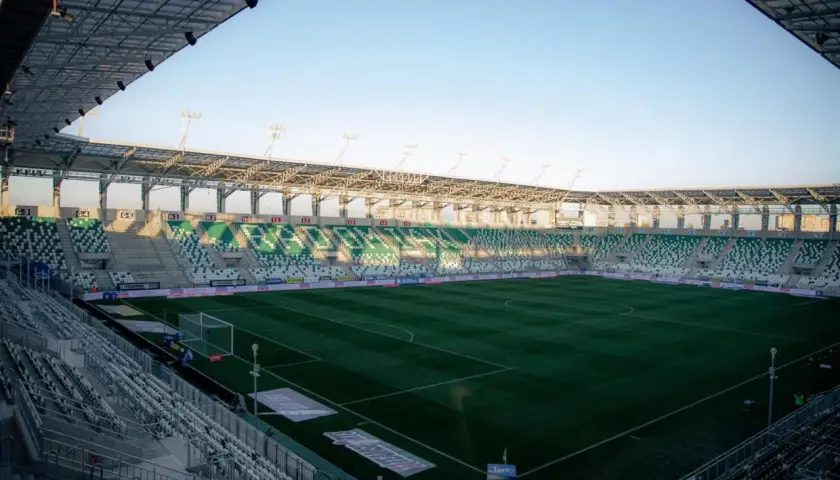 Pusta murawa i zielono-białe trybuny stadionu im. Braci Czachorów czekają na emocje.
