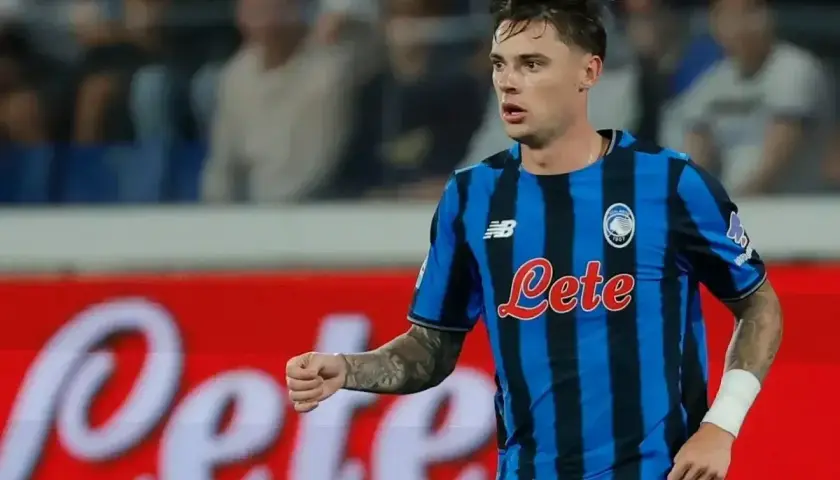 Piłkarz Atalanty w niebiesko-czarnej koszulce z logo "Lete" podczas meczu Atalanta – Udinese.
