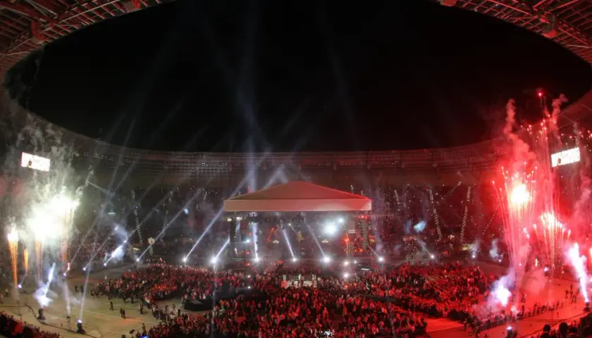 Koncert w Tarczyński Arena. Tłumy ludzi na trybunach i płycie boiska, fajerwerki i światła tworzą niesamowity spektakl. Sektory wypełnione po brzegi.