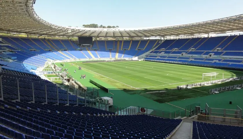 Puste trybuny Stadionu Olimpijskiego w Rzymie, gotowe na mecz AS Roma.