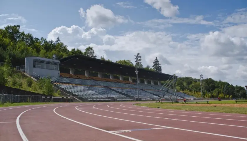 Pusta bieżnia i trybuny stadionu 650-lecia w Słupsku czekają na sportowców.