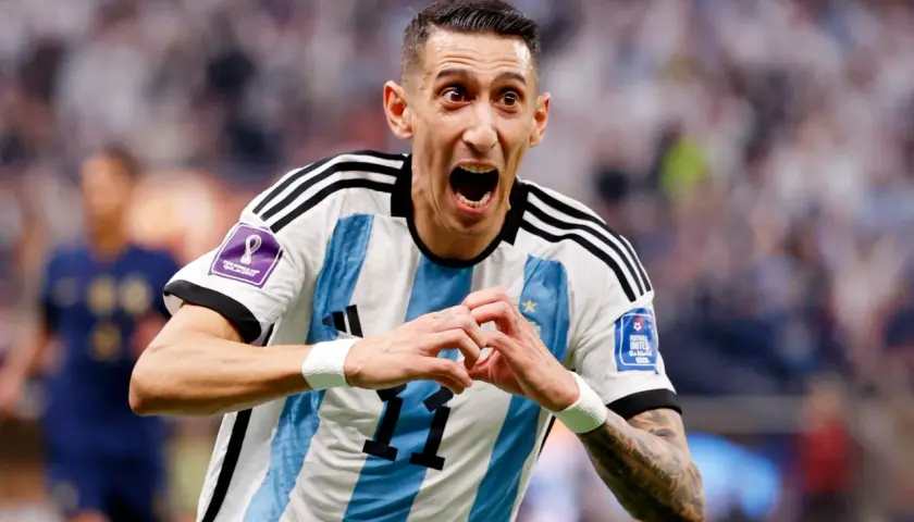 Piłkarz Angel Di Maria w koszulce Argentyny z numerem 11, z wyrazem radości na twarzy, świętuje bramkę.