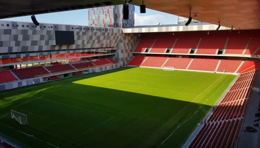Piękny, zielony stadion w Tiranie, stolicy Albanii. Puste czerwone trybuny czekają na kibiców.