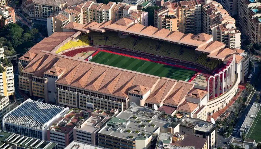 Stadion AS Monaco z lotu ptaka, otoczony budynkami mieszkalnymi i zielenią.