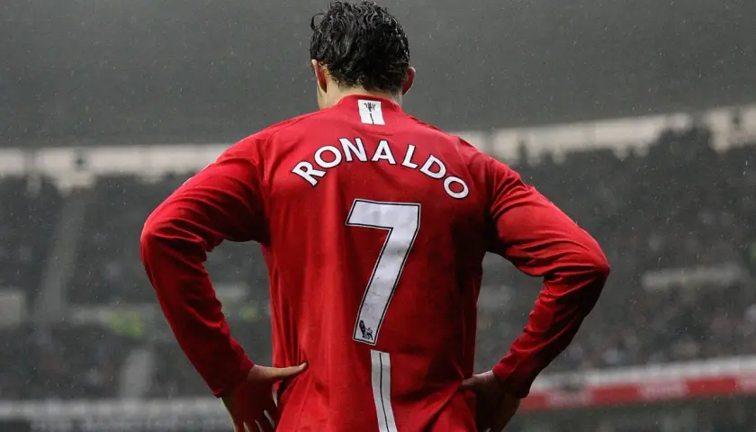 Piłkarz z numerem 7 na plecach, Cristiano Ronaldo, w czerwonej koszulce Manchesteru United.
