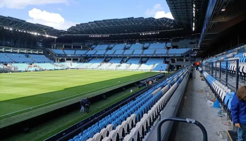 Puste trybuny stadionu Celta Vigo czekają na kibiców. Zielona murawa lśni w słońcu.