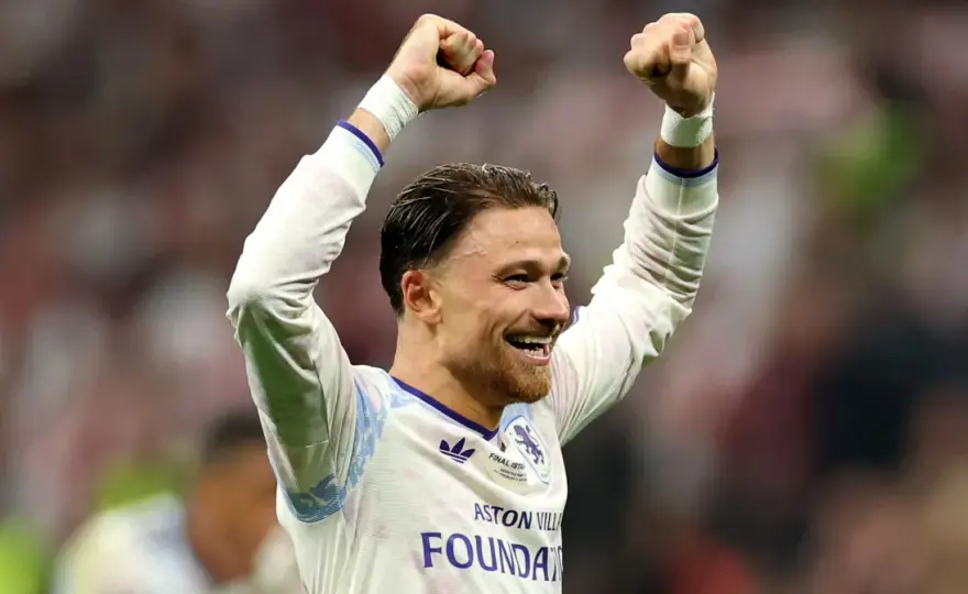 Kiedy Matty Cash dołączył do klubów i reprezentacji?