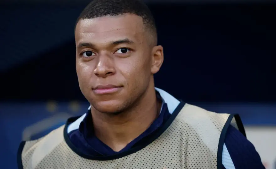 Mbappé - jak poprawnie pisać i odmieniać? Unikaj błędów!
