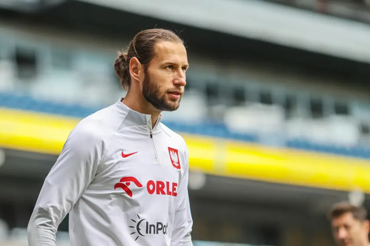 Piłkarz Grzegorz Krychowiak w białej bluzie z orłem. Ile ma lat?