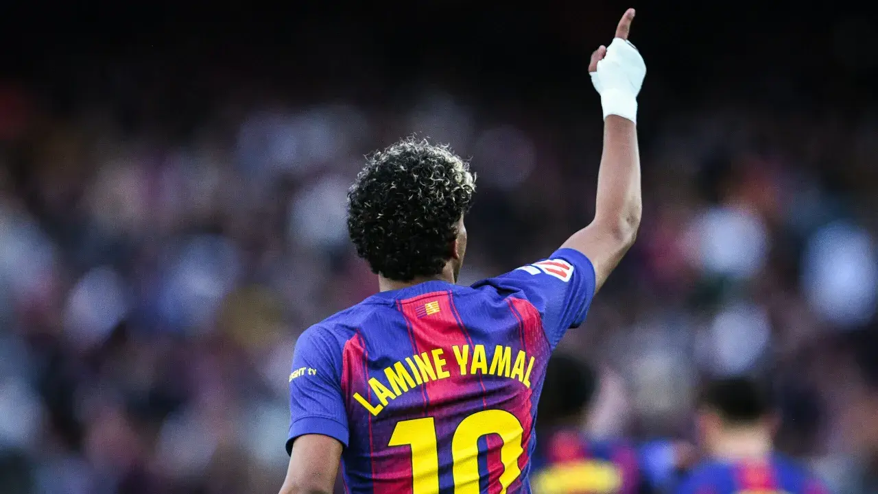 Lamine Yamal, młody talent FC Barcelona B, świętuje bramkę. Jego koszulka z numerem 10 i nazwiskiem jest widoczna.
