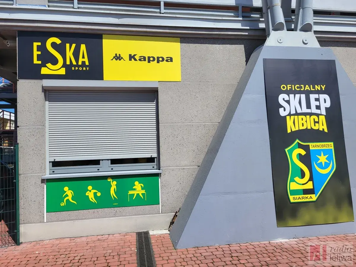 Oficjalny sklep kibica Siarki Tarnobrzeg na stadionie. Logo klubu i napisy "Eska Sport", "Kappa".