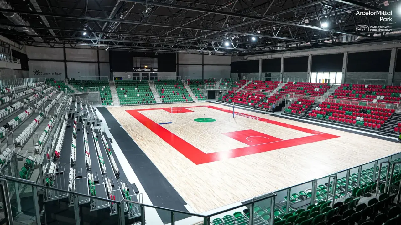 Pusta hala sportowa z parkietem do koszykówki i trybunami w Zagłębiowskim Parku Sportowym.