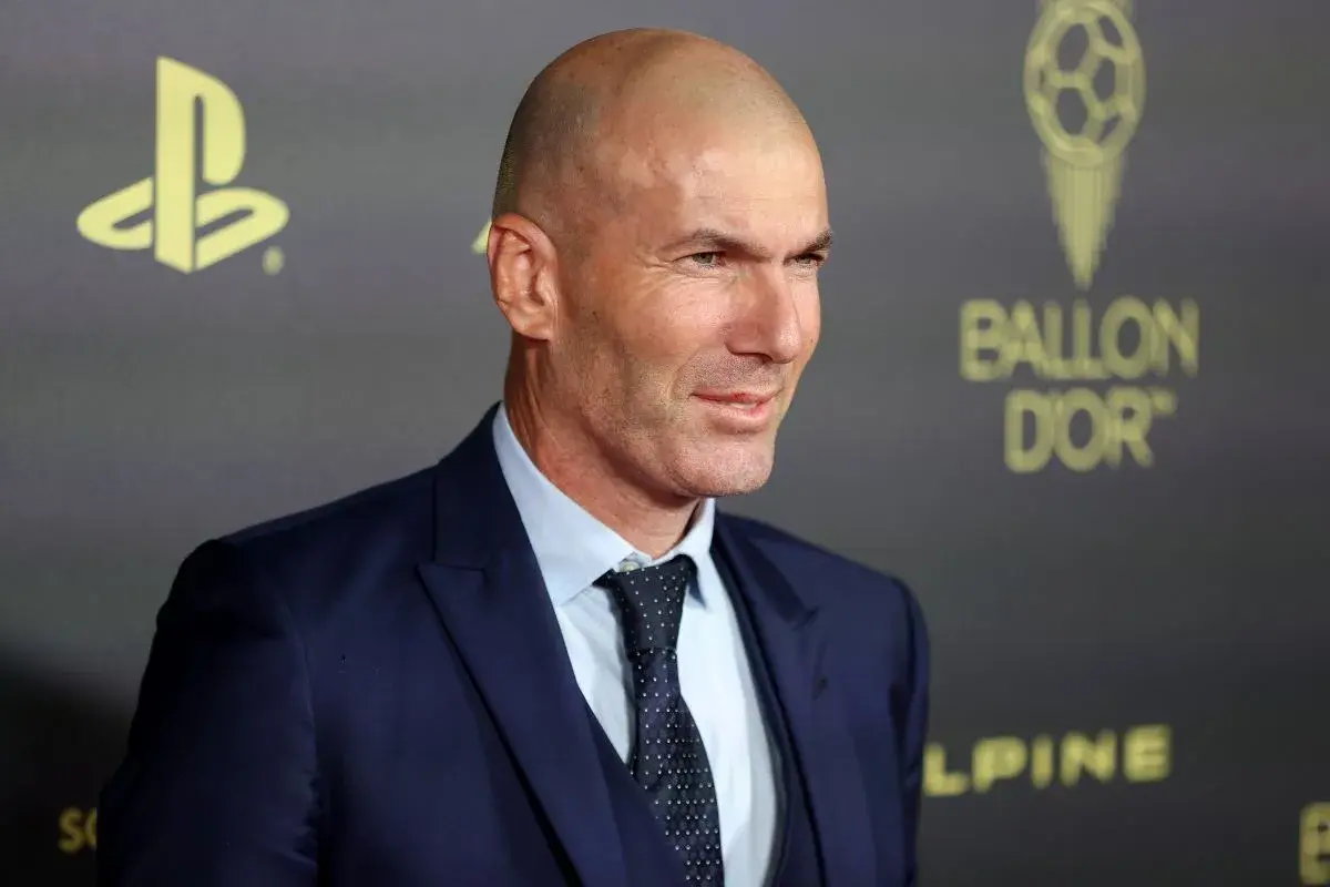 Zinedine Zidane, jeden z najlepszych piłkarzy Francji, w garniturze na gali Ballon d'Or.