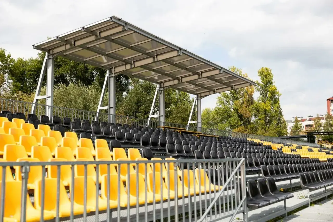 Nowe trybuny stadionu w Krakowie. Projekt uwzględnia żółte i czarne siedzenia pod zadaszeniem.