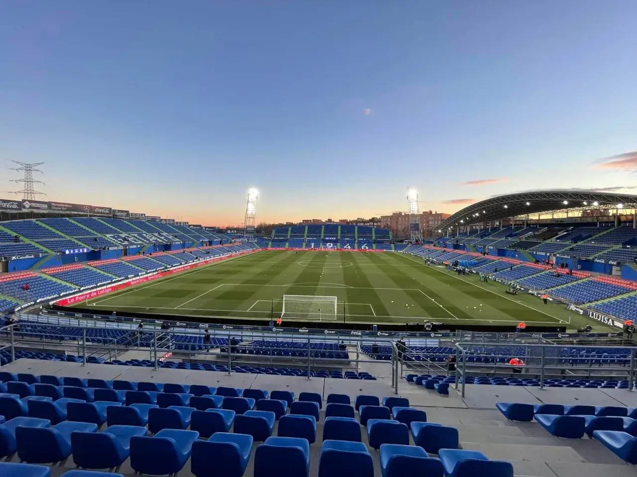 Puste trybuny stadionu Coliseum Alfonso Pérez o zmierzchu, gotowe na mecz.