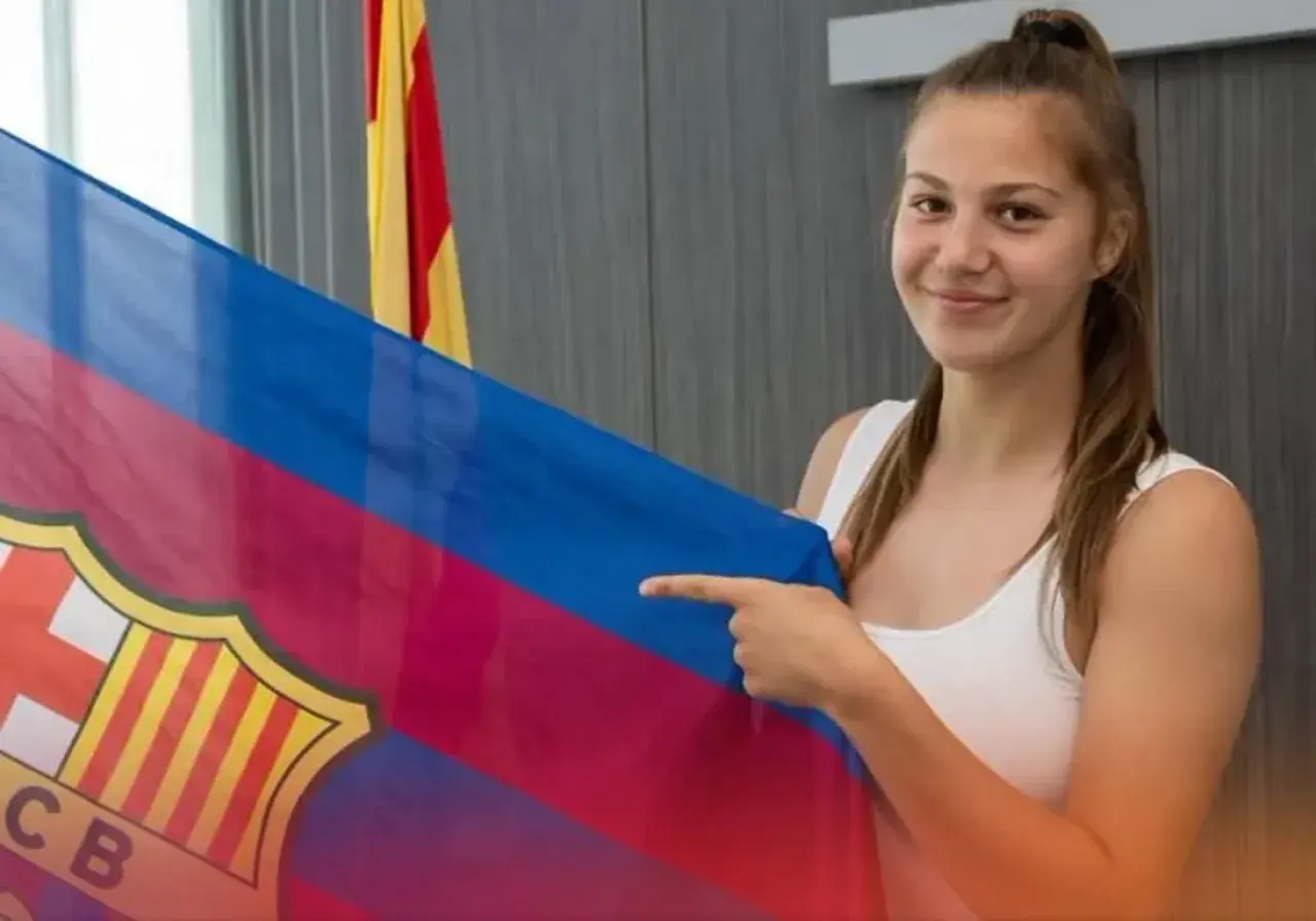Uśmiechnięta Emilia Szymczak trzyma flagę FC Barcelony.