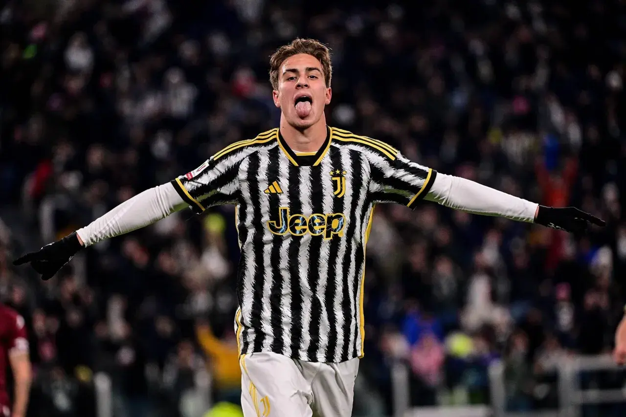 Kenan Yıldız w koszulce Juventusu z językiem na wierzchu, radośnie świętuje bramkę.