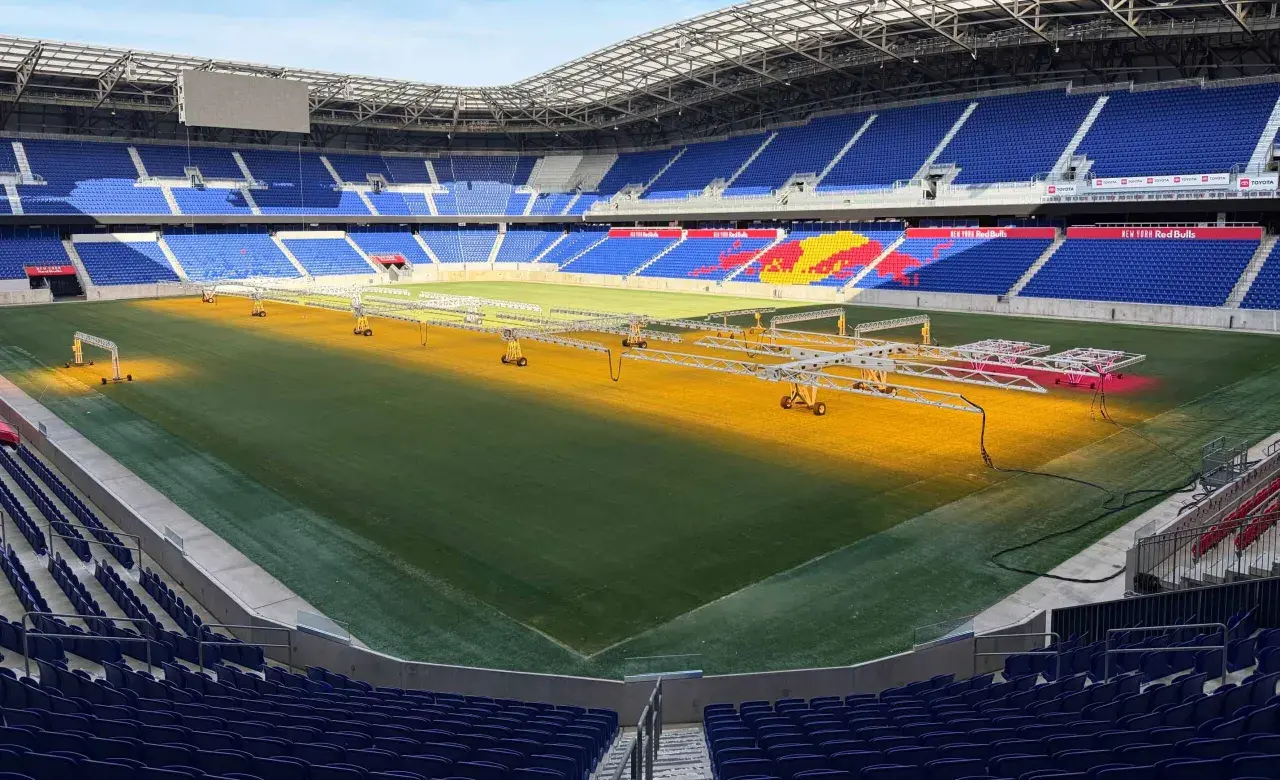 Na murawie Red Bull Arena w Harrison rozstawiono specjalne lampy do pielęgnacji trawy.