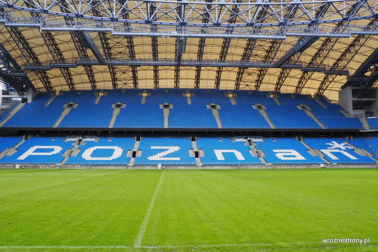 Puste trybuny stadionu Lecha Poznań czekają na emocjonujący mecz.