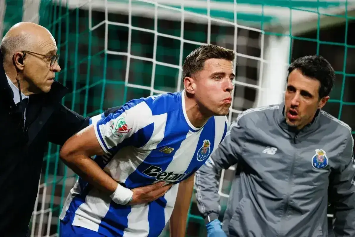 Piłkarz FC Porto, Jan Bednarek, odczuwa ból po kontuzji, wspierany przez sztab medyczny.