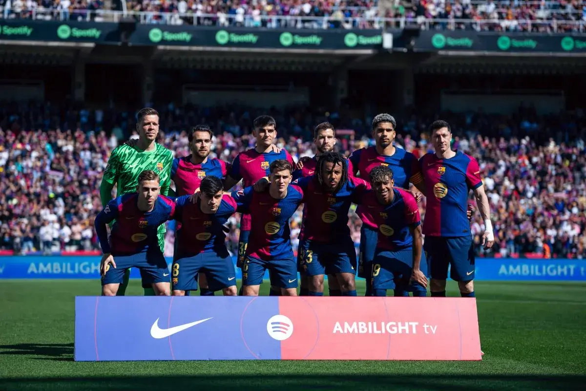 FC Barcelona B – zawodnicy w bordowo-granatowych strojach pozują do zdjęcia na murawie stadionu.