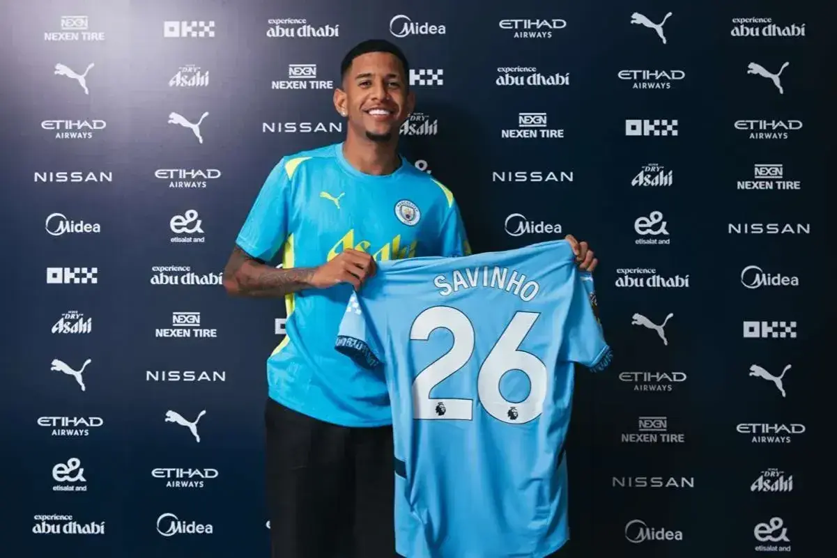 Nowy zawodnik Man City, Savinho, prezentuje koszulkę z numerem 26.